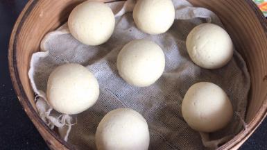 把滚圆后的面球放入蒸屉中，密封发酵至两倍大