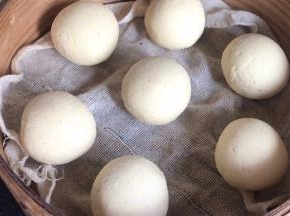 把滚圆后的面球放入蒸屉中，密封发酵至两倍大