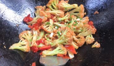 关火后撒入葱花，拌匀