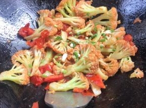 关火后撒入葱花，拌匀