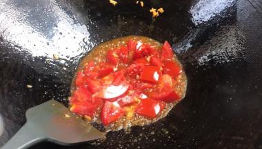 加盐，翻炒至汤汁浓稠