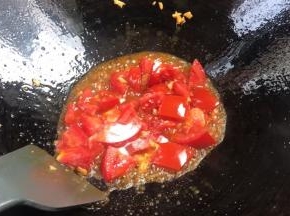 加盐，翻炒至汤汁浓稠