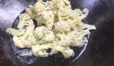 沸腾后放入菜花煮开
