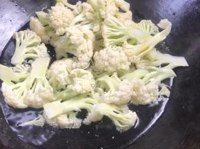 沸腾后放入菜花煮开
