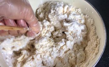 拌成絮状，用手揉面