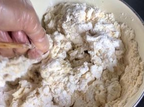 拌成絮状，用手揉面