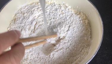 慢慢边淋酵母水一边不停搅拌