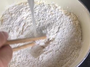 慢慢边淋酵母水一边不停搅拌