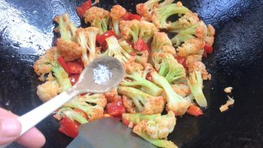 调入味精、胡椒粉拌匀