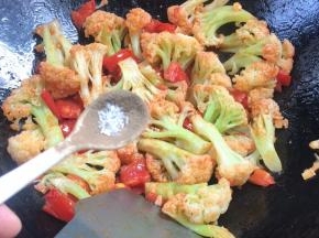 调入味精、胡椒粉拌匀