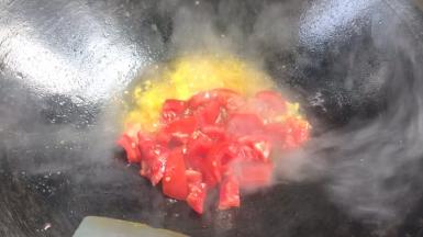 放入番茄，炒出红油