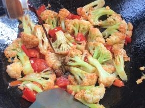淋入生抽，炒匀
