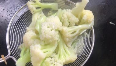 煮至9分熟，捞出沥干水分