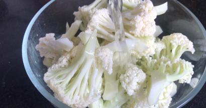 菜花掰成小朵，洗净沥水