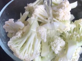 菜花掰成小朵，洗净沥水