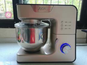 准备好所需要的食材，除了黄油以外，其他的材料按照牛奶、鸡蛋、淡奶油、盐、糖、奶粉、金山日式吐司粉、酵母的顺序放入厨师机搅拌桶中，启动2档低速揉成面团，转4档高速打面。没有厨师机也可以用面包机和面，或者直接手揉面团，只是费点时间和力气。