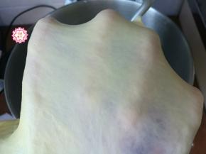 大约七八分钟后，用手抻开面团，能够拉出粗粗的但韧性比较小的膜，这个时候可以加入黄油了，黄油不需要软化，直接冷冻的黄油更好，还可以降低面团的温度。