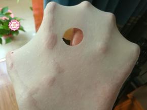 加入黄油后继续搅拌，过几分钟再检查一下，如果面团的柔韧性不够还要继续打面，直到能够拉出柔韧性非常好的薄膜，用手指戳个洞，洞口呈光滑的圆形，这样的面团已经达到扩展状态，做吐司是合格的。