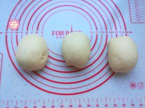 切下来，用厨房电子秤称量一下，平均分成3份，每一份小面团揉匀。