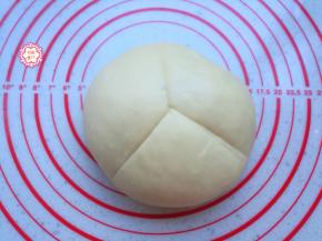 面团取出来，按照刀痕平均分成3份。因为我们要做的是一次性发酵吐司，所以这一步的发酵程序省略了，直接整形。