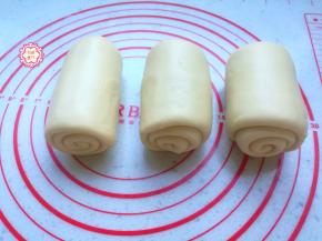 自上而下卷起来，3个都一样做好，卷好的吐司卷就是这样子的，如图，不能太长，不超过3圈最好。