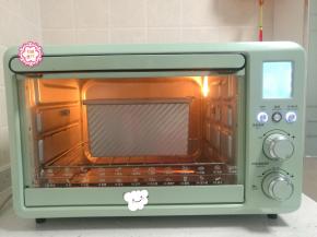 一次性发酵的吐司发酵时间比较长，大约1.5小时，可以随时看护，以免发酵过度。吐司生坯发酵到8分满就好，发酵过度造成吐司组织粗糙，气孔大不够细腻。上下火185度预热烤箱10分钟，发酵好的吐司生坯放进烤箱，烘烤40分钟就好了。时间和温度仅供参考，具体的还要根据自己烤箱做适当调整。