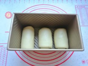 土司盒模具清洗干净，擦干水分，顺着一个方向排入吐司模具中，盖上盖子或保鲜膜，放入密封的环境中，进行发酵。夏季气温高可以室温发酵，冬季气温低，放入烤箱或微波炉中，旁边放一碗热水增加湿度和温度进行发酵。