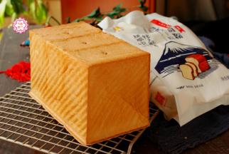 时间到后立刻出炉，侧式滑出在烤网上晾凉，暂时吃不完一定记得要密封保存，否则吐司会变得干硬。这个吐司非常绵软，一层一层的像棉花一样。