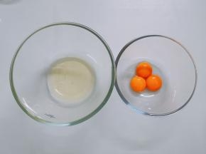 将蛋清、蛋黄分离出来，注意分离时不能让蛋清沾到一丝蛋黄（盛蛋清的碗必须保证无油无水）