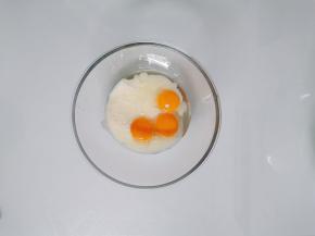 将牛奶、植物油、蛋黄倒入碗内