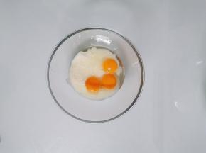 将牛奶、植物油、蛋黄倒入碗内