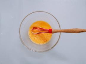 用打蛋器搅拌均匀至乳化状态