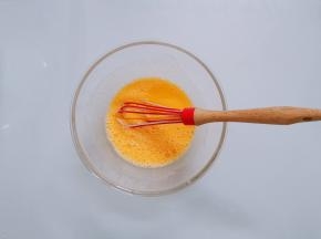 用打蛋器搅拌均匀至乳化状态