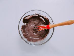 用打蛋器打“十”字手法，充分搅拌至无颗粒状