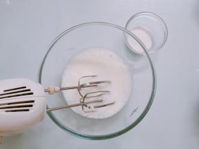 蛋清里加入几滴柠檬汁或白醋，电动打蛋器将蛋清高速打发至呈现鱼眼泡时，加入三分之一的细砂糖。（开始开火烧水，注意水要一次加到位，因为蒸的过程我们不能打开盖子加水，不然蛋糕没熟会塌掉）