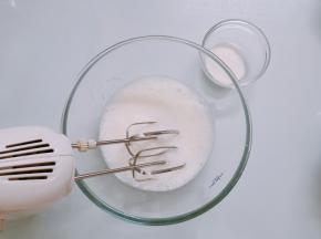 蛋清里加入几滴柠檬汁或白醋，电动打蛋器将蛋清高速打发至呈现鱼眼泡时，加入三分之一的细砂糖。（开始开火烧水，注意水要一次加到位，因为蒸的过程我们不能打开盖子加水，不然蛋糕没熟会塌掉）