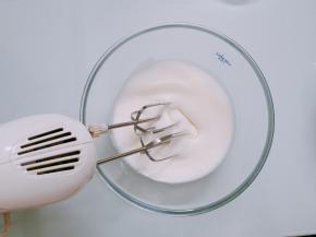 电动打蛋器继续高速打至出现比较细腻的泡沫时，再加入三分之二细砂糖