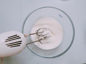 电动打蛋器继续高速打至出现比较细腻的泡沫时，再加入三分之二细砂糖
