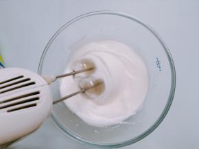 打至能出现纹路的泡沫，加入剩下细砂糖