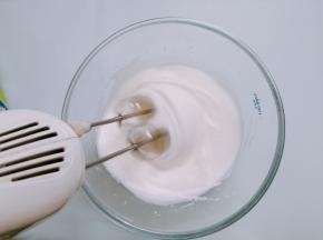 打至能出现纹路的泡沫，加入剩下细砂糖