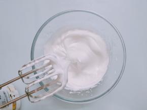 打发至湿性发泡，拎起打蛋器呈现大弯钩状态就打发好了