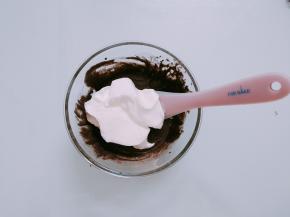 取1/3的蛋白霜放入黑米糊中，用硅胶刮刀翻拌、切拌手法搅拌均匀