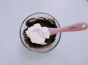 取1/3的蛋白霜放入黑米糊中，用硅胶刮刀翻拌、切拌手法搅拌均匀