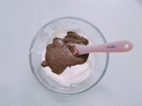 拌好的黑米面糊倒入2/3的蛋白霜中，用一样手法，拌至蛋白与面糊完全融合