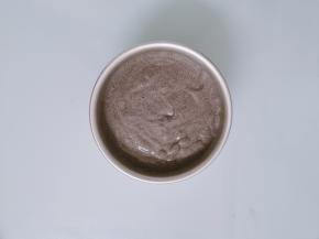 拌好的黑米面糊倒入六寸的戚风模具，不需要刷油，不需要垫纸，只要你的蛋糕蒸熟了，温热的时候都是能够很轻易的脱模的