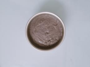 拌好的黑米面糊倒入六寸的戚风模具，不需要刷油，不需要垫纸，只要你的蛋糕蒸熟了，温热的时候都是能够很轻易的脱模的