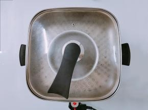 先开大火蒸15分钟，然后转中火蒸25分钟，最后关火焖5分钟。如果关火后迅速开盖，温度骤降，会让已经蓬发的米糊遇冷收缩，成品就会被破坏。（如果蒸锅的密封性不是特别好，用湿抹布盖一下出气比较严重的地方）