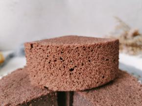 等到蛋糕温热后就可以脱模了。一样也不会缩腰哦