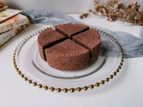 蒸蛋糕吃起来比烤制的蛋糕更加润口香甜，直接空口吃也不会干干的，口感一百分。