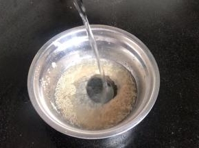酵母中加入温水，搅拌融化